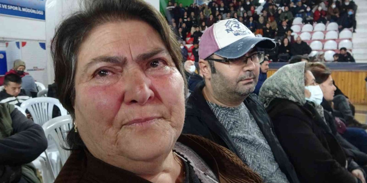 TOKİ konutları kurasında gözyaşlarını tutamadı