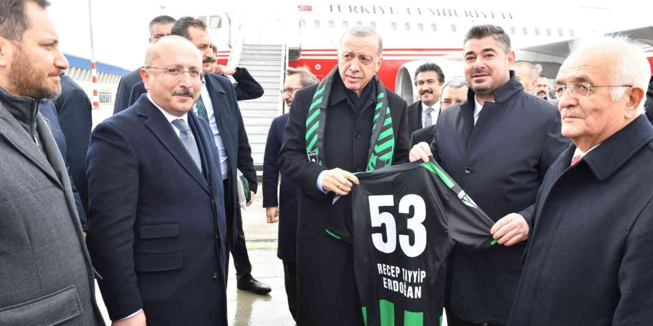 Cumhurbaşkanı Recep Tayyip Erdoğan’a Denizlispor forması hediye edildi