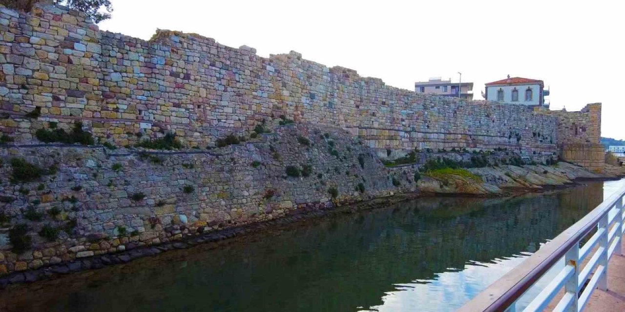 Foça’da Beş Kapılar Kalesi turistlerin ilgisini çekiyor