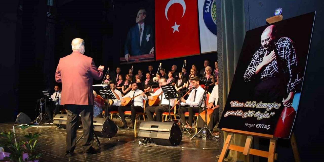 Manisada Neşet Ertaşın sevilen türküleri seslendirildi