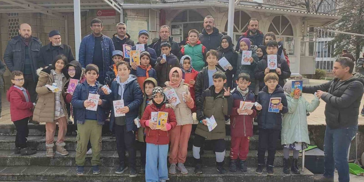 Çocuklar camileri şenlendirdi