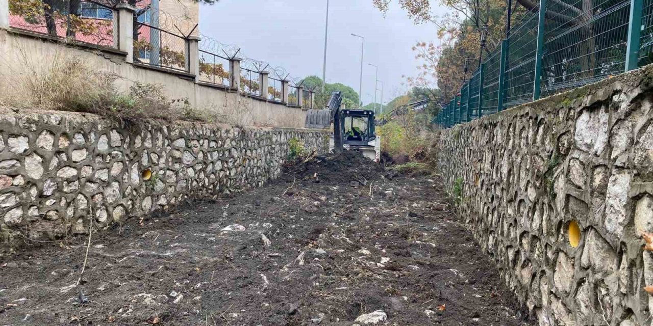 Taşkın riskine karşı dere temizliği