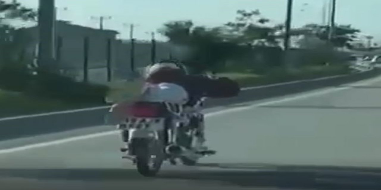 Yatarak motosiklet kullanan sürücü, polisten kaçamadı
