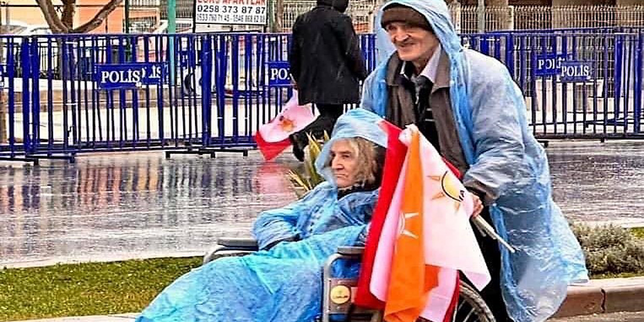 Yağışa aldırmayan yaşlı adam, engelli eşini tekerlekli sandalyeyle Cumhurbaşkanı’na götürdü