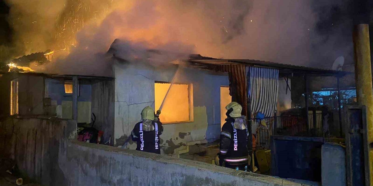 Kış günü evsiz kalan aileye sevgi elini uzattılar