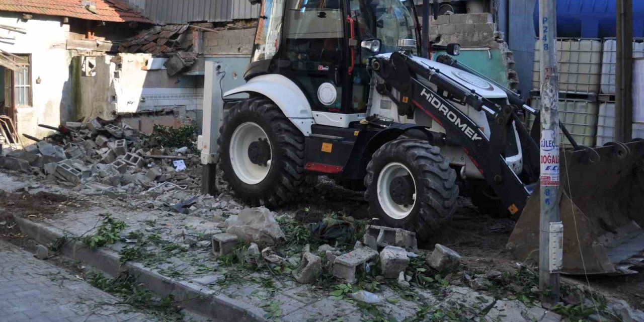 Çine’de tehlike oluşturan binalar yıkılıyor