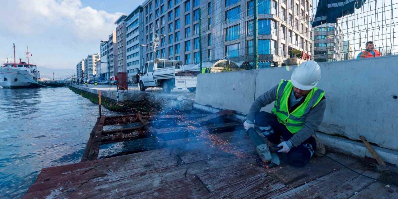 Konak’taki çürüyen seyir terasları sökülüyor