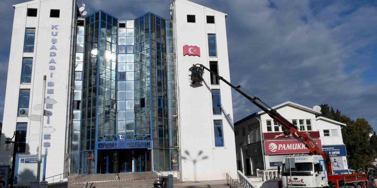 Kuşadası Belediyesi’nden Türk Bayrağı ve Atatürk hassasiyeti