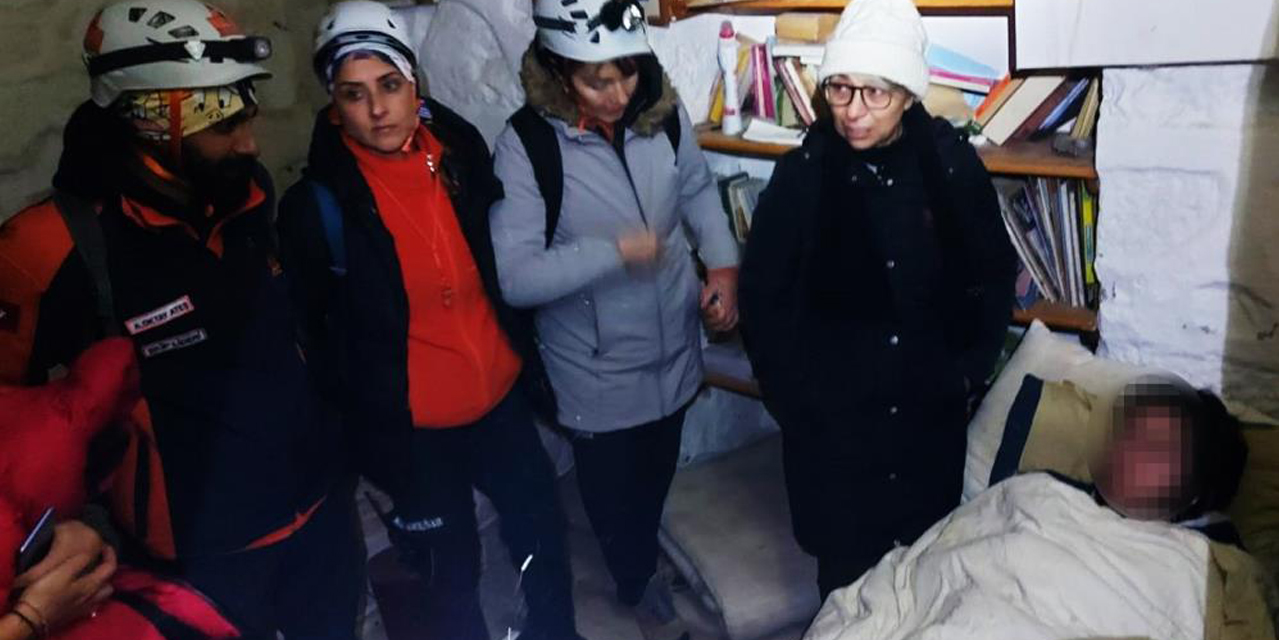 Kayıp genç alarma geçirdiği ekipler tarafından kilisede uyurken bulundu