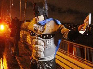 Aydın Aydın’dan Çöp Poşetlerinden Hazırlanan Kostümle Albüm Tanıtımı