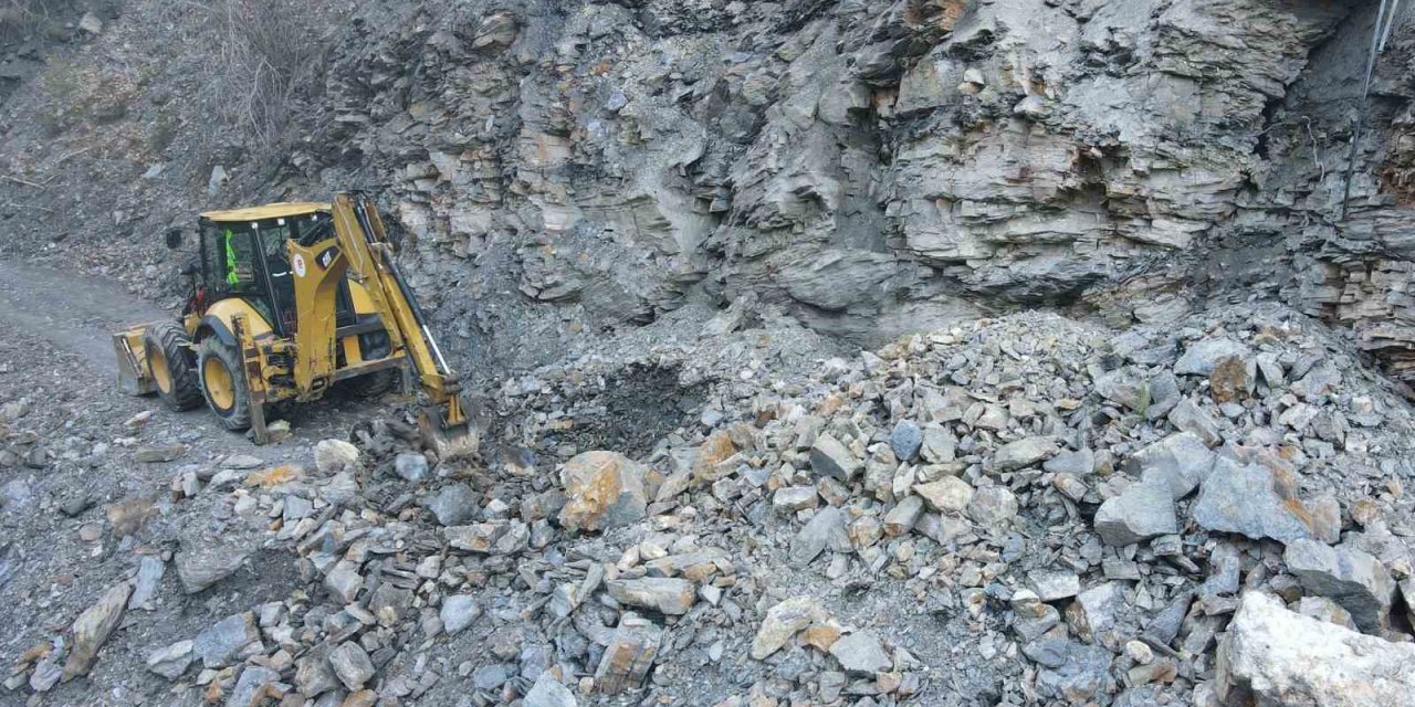 Heyelanın kapattığı yola Efeler Belediyesi ekiplerinden anında müdahale