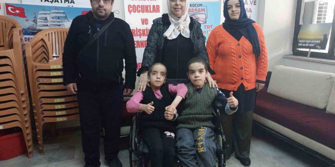 Tek sandalyeye sığmayan engelli kardeşler, çift kişilik sandalyeyle sevindi