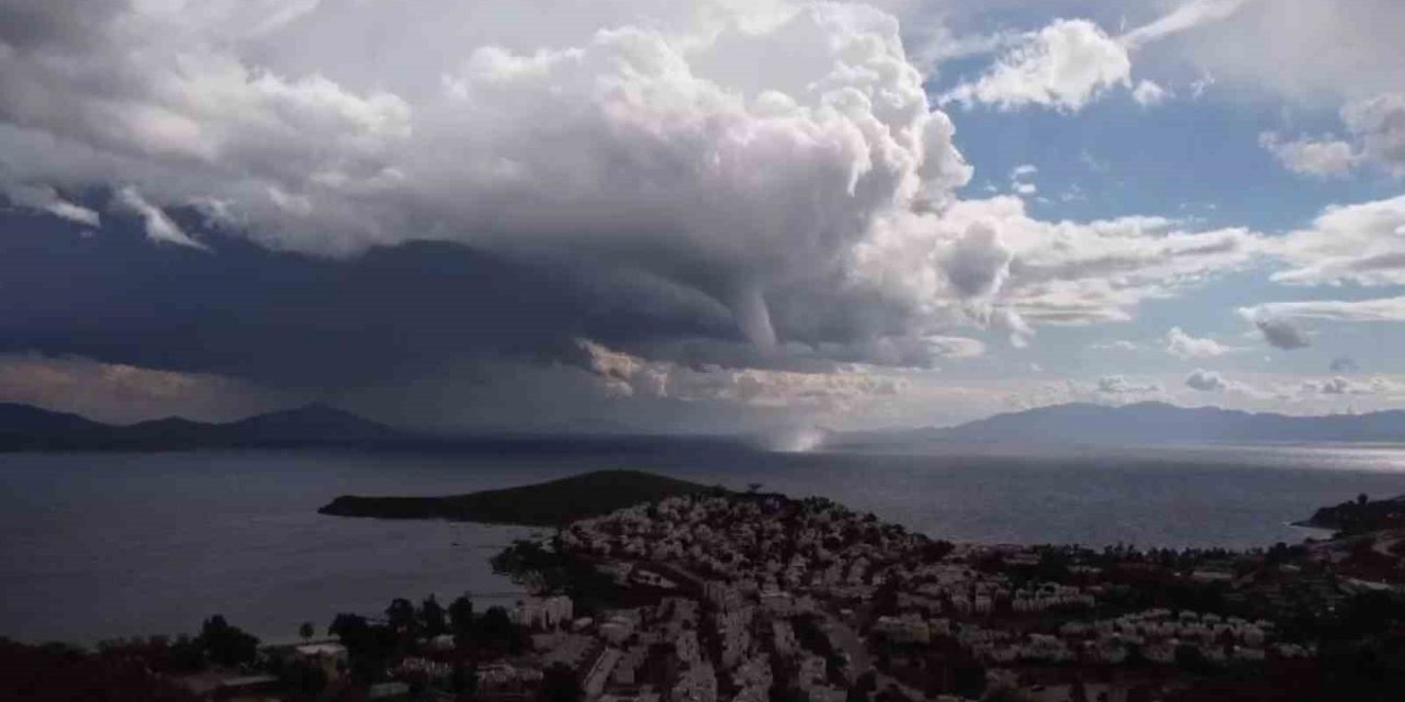 Bodrum’da denizde bir anda beliren hortumun ardından dolu ve sağanak bastırdı