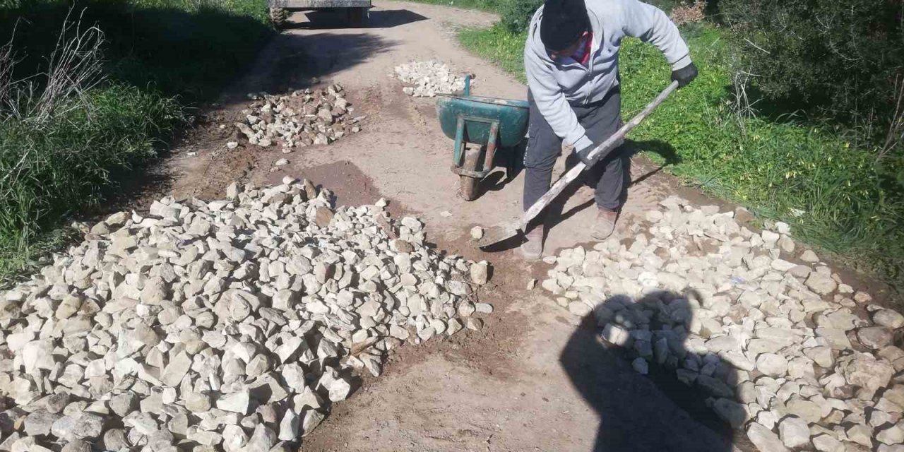 Datça Belediyesi’nden ümitlerini kesen köylüler kendi yollarını kendileri yapmaya başladı
