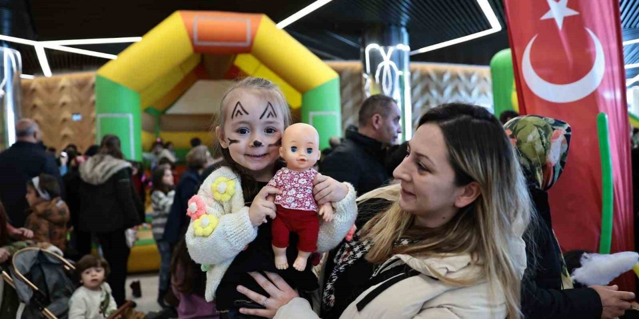 Denizli’de binlerce çocuk doyasıya eğleniyor