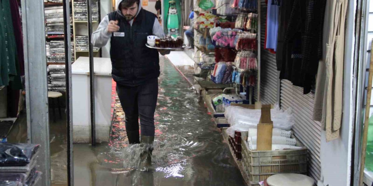 İzmir Kemeraltı’nı yine su bastı, esnaf belediyeye tepki gösterdi