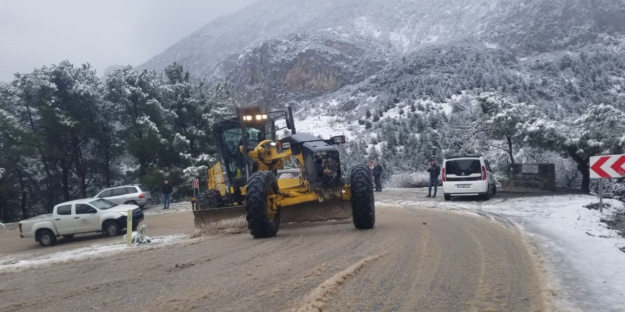 Spil Dağı’na çıkışlarda kış lastiği ve zincir zorunluluğu