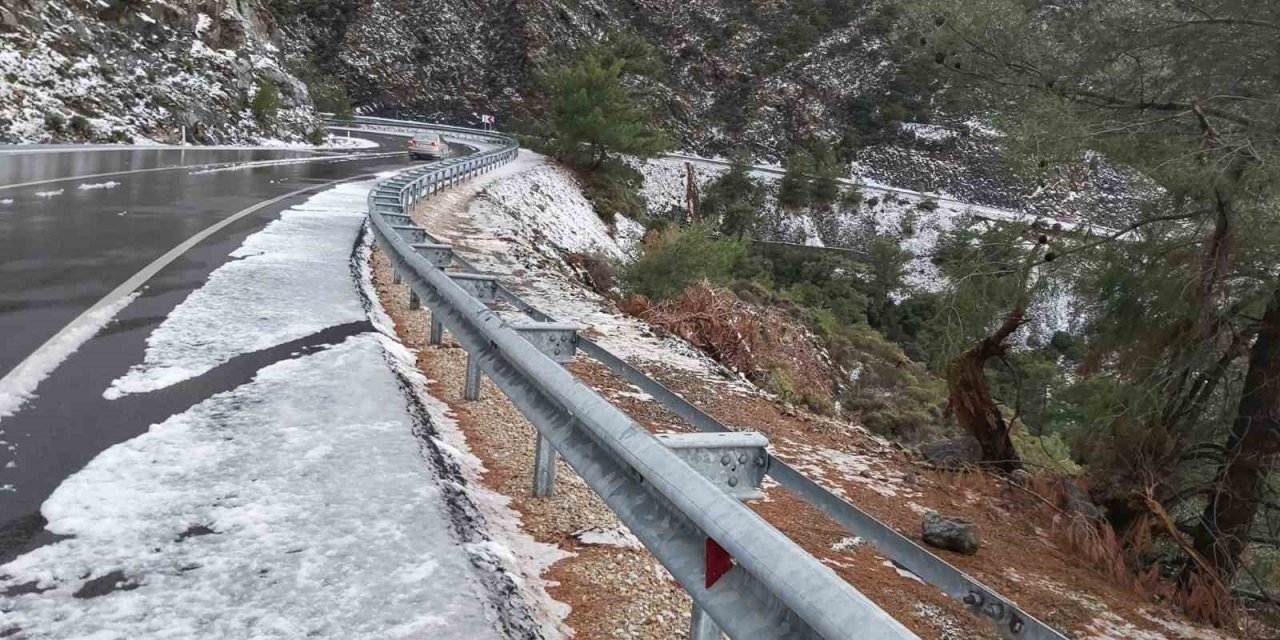 Kar yağışı Datça’yı beyaza bürüdü