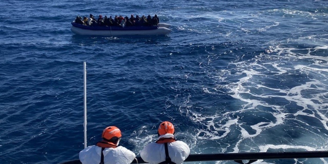 İzmir açıklarında 62 düzensiz göçmen kurtarıldı