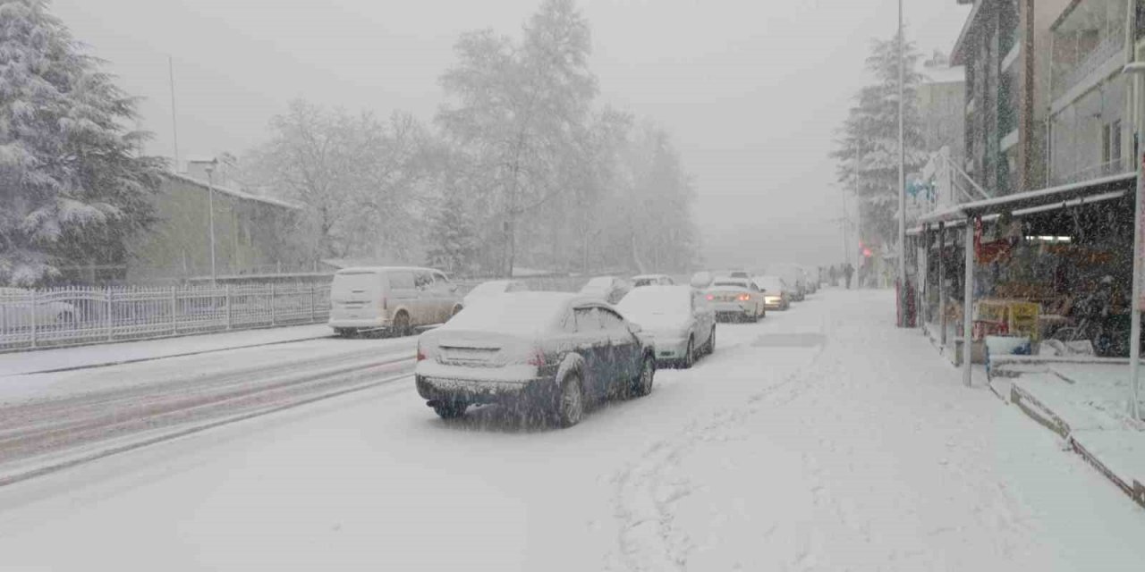 Denizli’de beklenen kar yağışı başladı