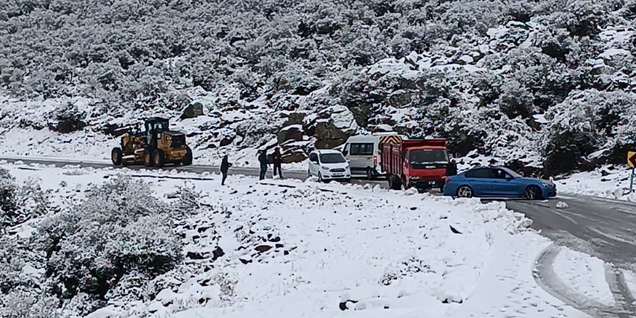 İzmir’de karda mahsur kalan araçlar kurtarıldı