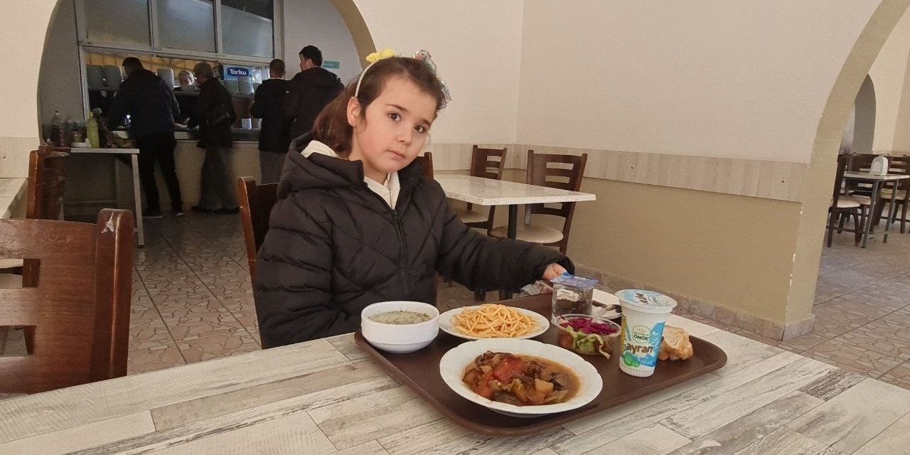 Miniklere ücretsiz yemek hazırlığı
