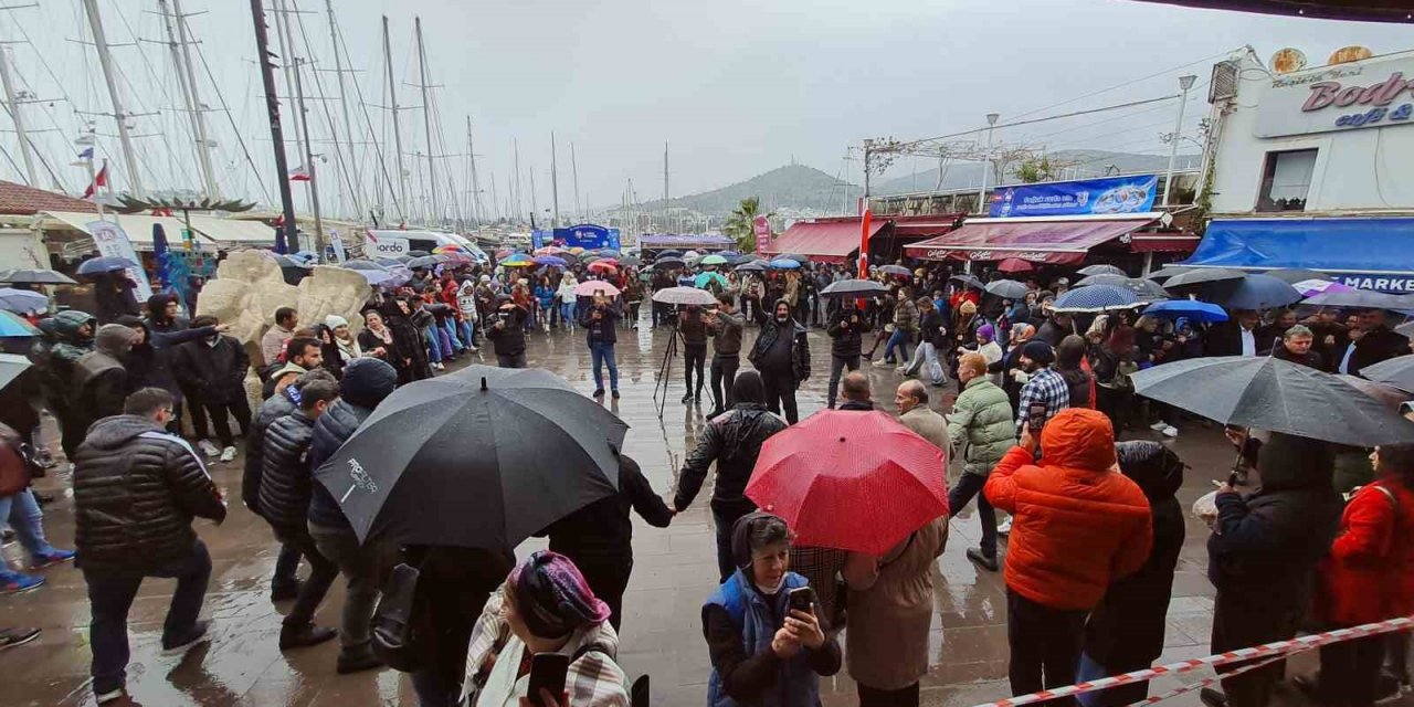 Sağanak yağış altında saatlerce horon oynadılar