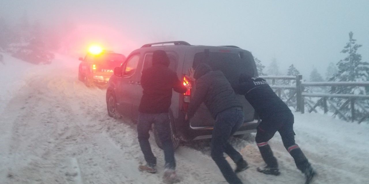 Kar keyfi kabusa döndü, tipide mahsur kaldılar