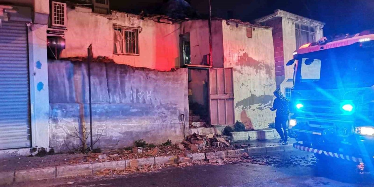 İzmir’de faciadan dönüldü: Evin çatısı çöktü, 1 kişi yaralı kurtarıldı