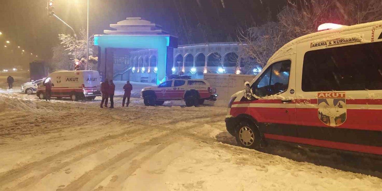 Karda mahsur kalan vatandaşlar tahliye ediliyor