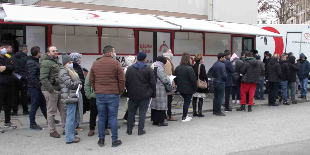 İzmir’de deprem bölgesi için kan bağışı seferberliği