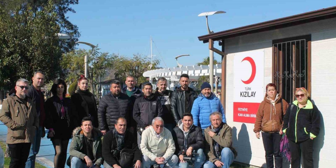 Fethiye’de gazeteciler depremzedeler için kan bağışında bulundu