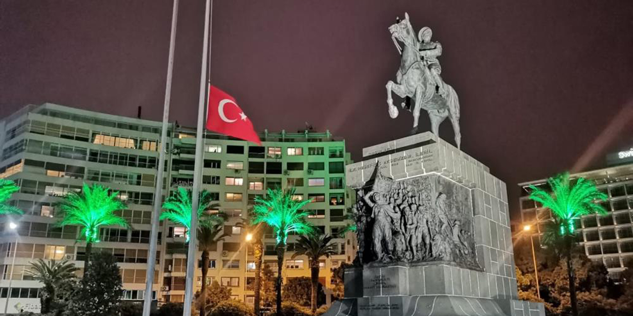 İzmir’de bayraklar yarıya indirildi