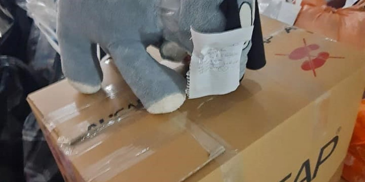 En sevdiği oyuncağını depremzedeler için gönderdi
