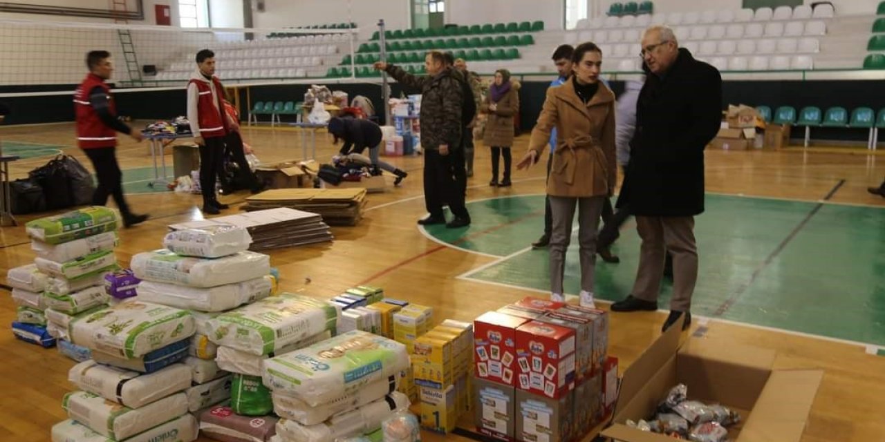 Çameli’de vatandaşlar depremzedeler için stokları tüketti