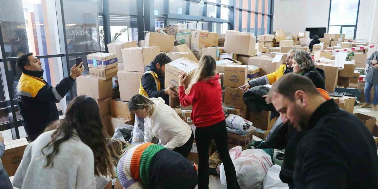 İzmir, depremzedeler için seferber oldu