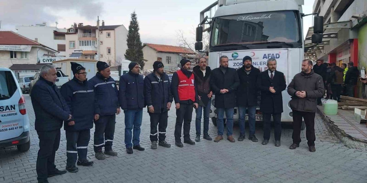 Çivril, deprem bölgesine 8 tır yardım gönderdi