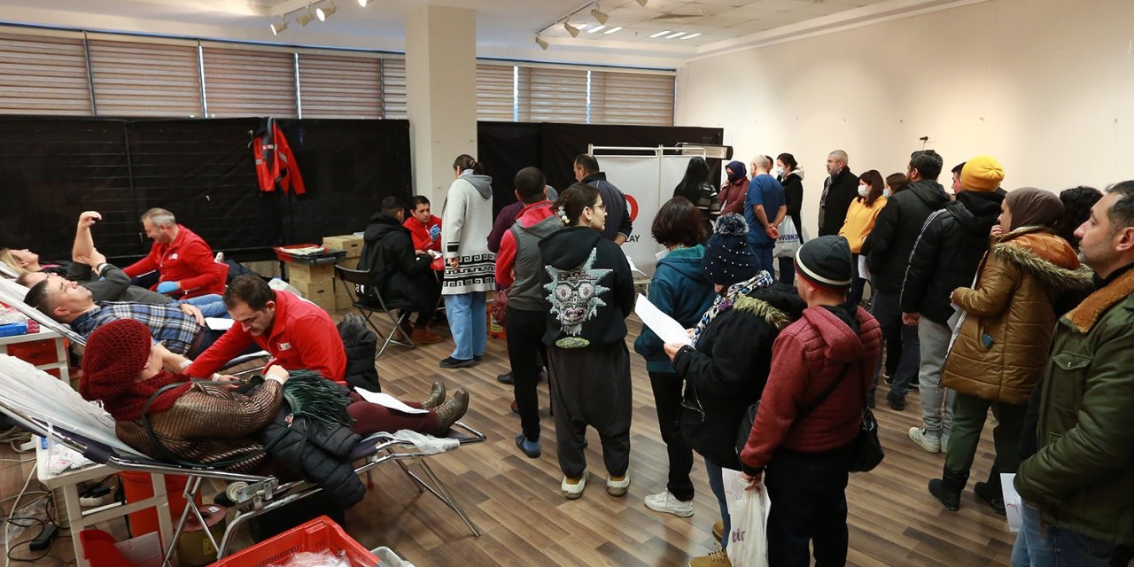 Kan bağış noktalarında yoğunluk sürüyor