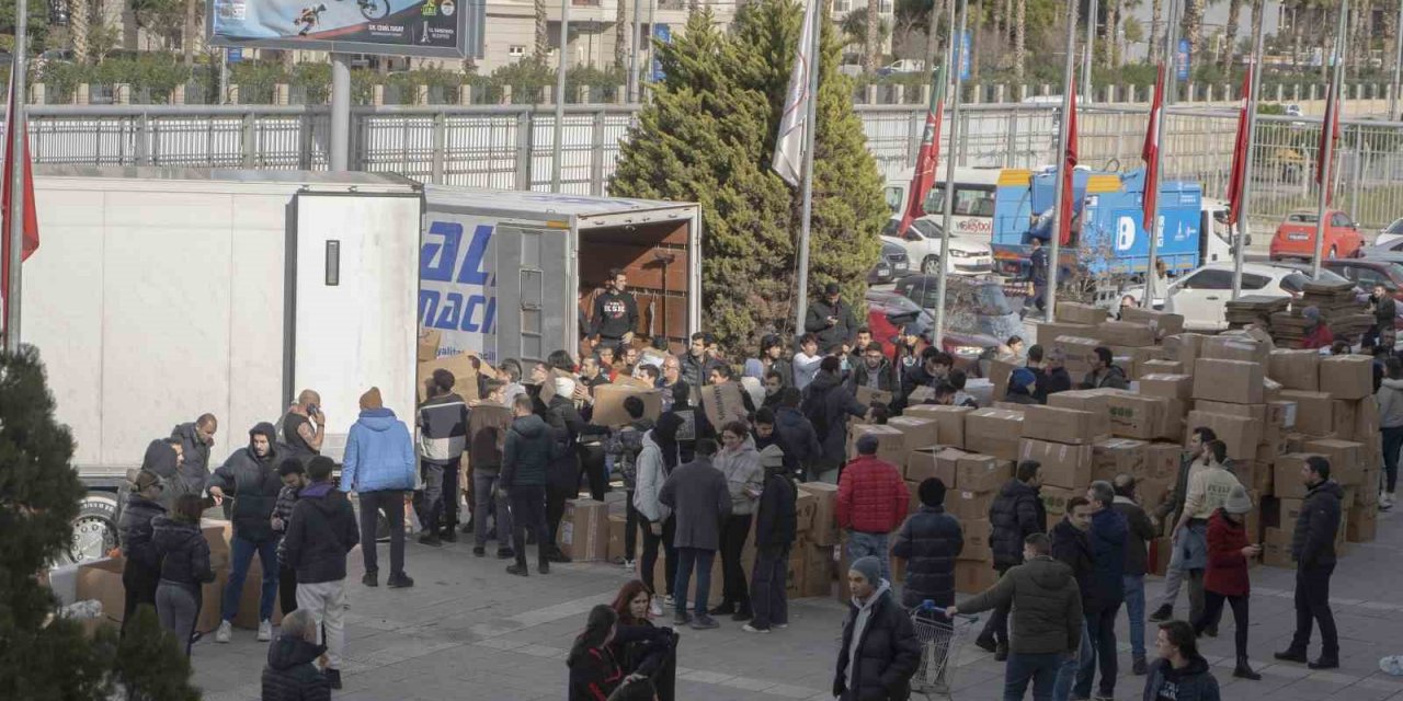 Karşıyaka taraftarından 9 tır malzeme yardımı