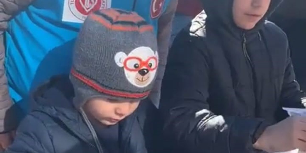 Didimli minik yürekler, harçlıklarını depremzedelere bağışladı