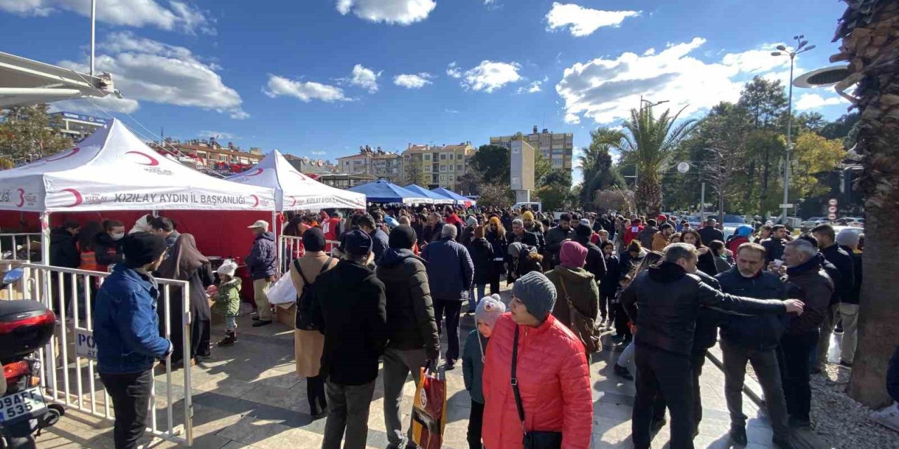 Atatürk Kent Meydanı’ndaki yardım yoğunluğu her geçen gün artıyor