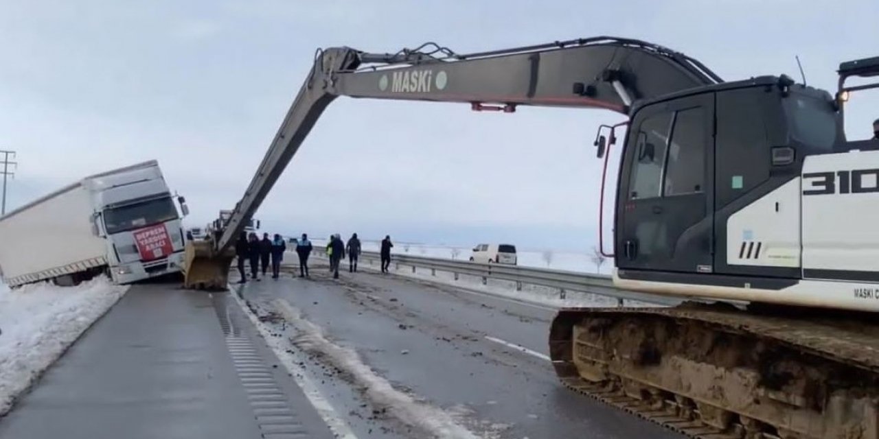 Kaza yapan ayni yardım tırı kurtarıldı