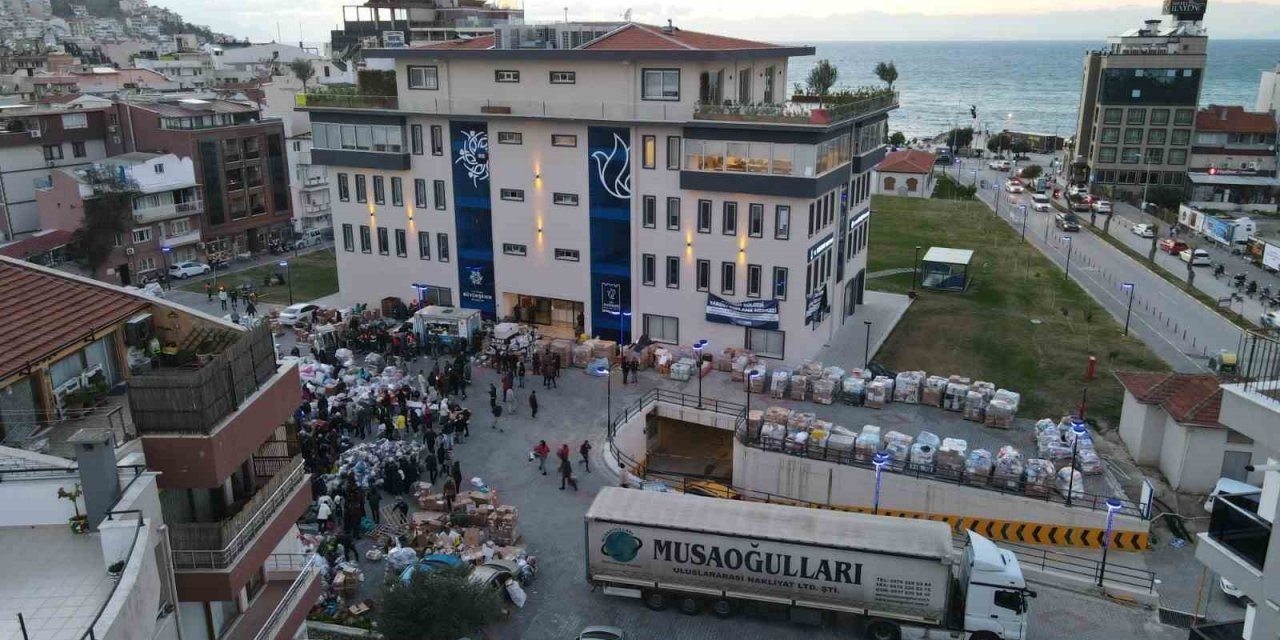 Kuşadası’ndan afet bölgesine destek yağıyor