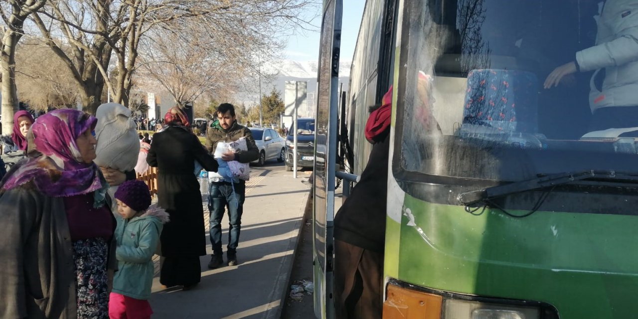 Manisa Büyükşehir Belediyesinin otobüsleri depremzedelerin hizmetinde