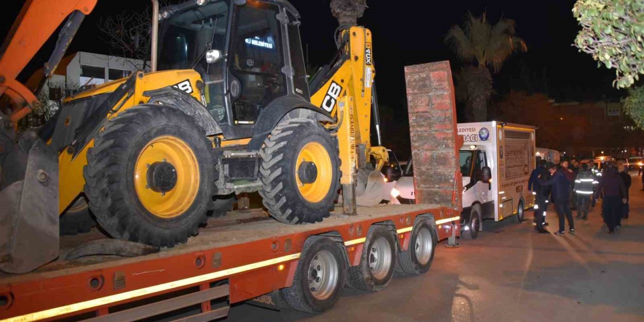 Salihli Belediyesi deprem bölgesine iş makinesi ve personel gönderdi