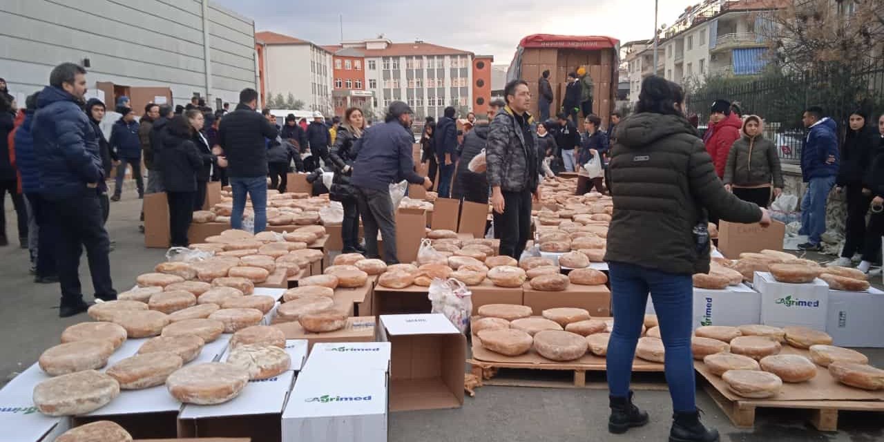 Salihli’den deprem bölgesine on binlerce ekmek gönderildi