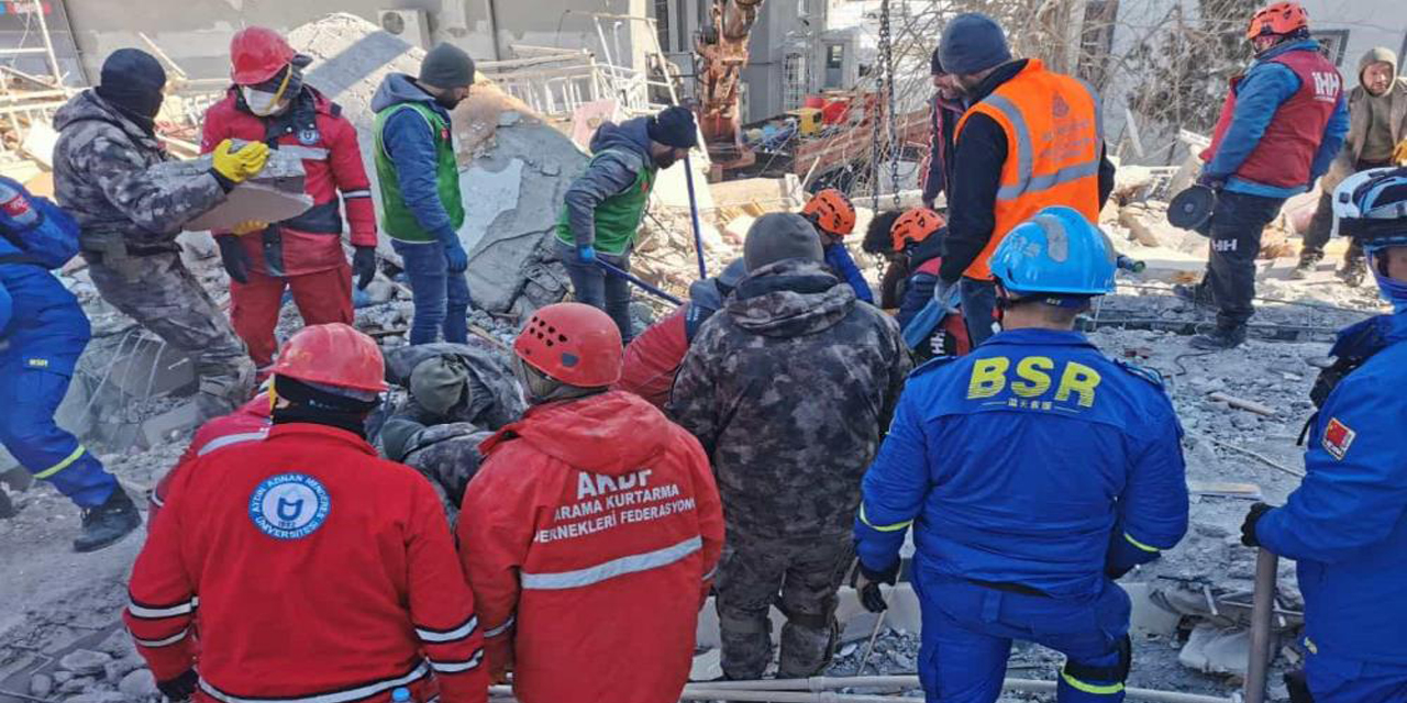 ADÜ Arama Kurtarma Ekibi deprem bölgesinde