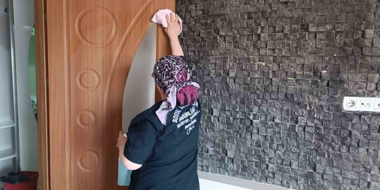 Belediye ekipleri depremzedeler için evleri temizledi