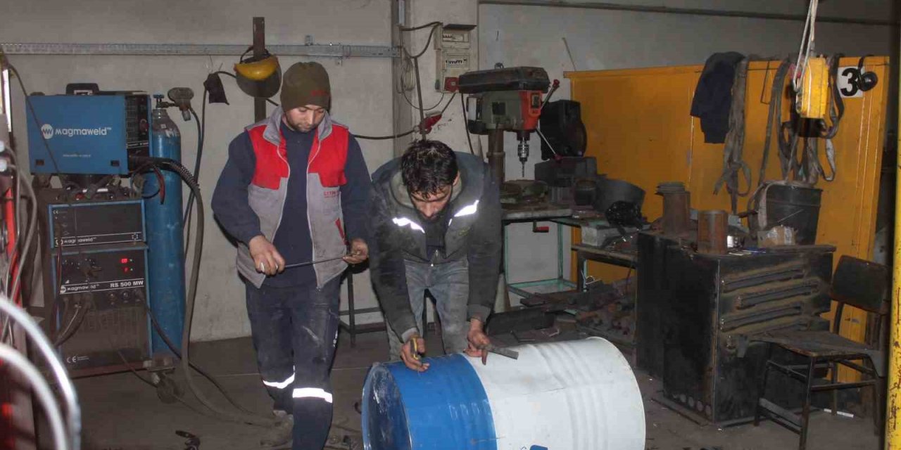 Depremzedeler ve yardım ekipleri için soba üretiyorlar