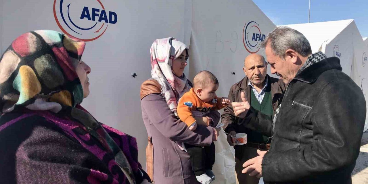 Milletvekili Şahin Tin çadır kentte depremzedelerle görüştü